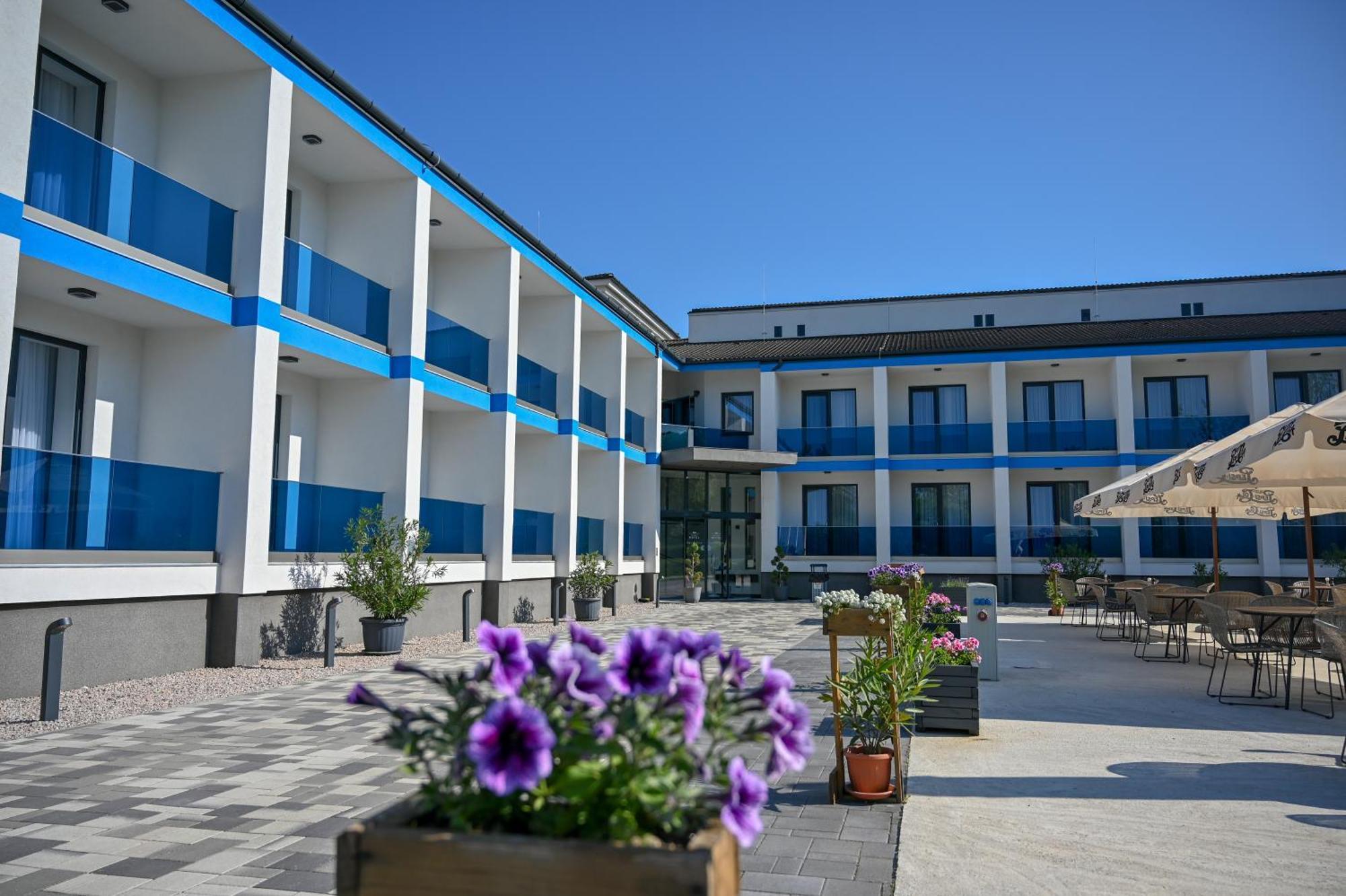 Nn Boutique Hotel Tiszaújváros Dış mekan fotoğraf